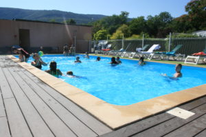 Piscine chauffée du Camping Le Vaugrais en Savoie, idéale pour se détendre en famille ou entre amis.