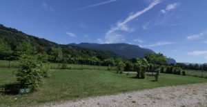 Vue sur le massif du Colombier depuis le meilleur camping Savoie