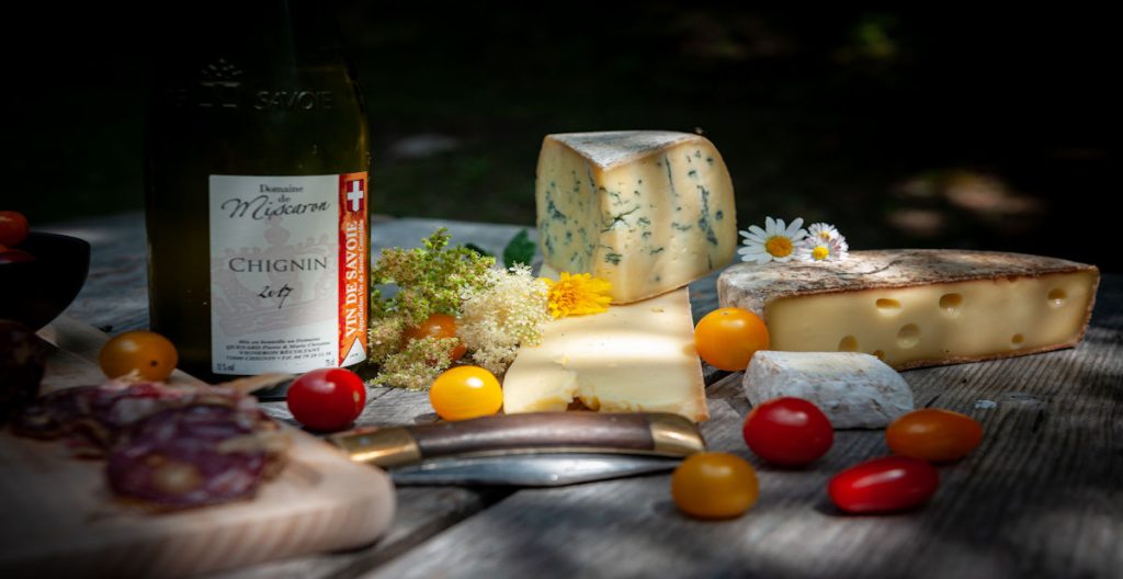 pique nique savoyard à base de fromage , vin , et charcuterie de la région pour démarrer une jolie balade
