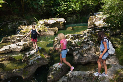 Découverte en famille des gorges de Thurignin au départ du Camping Le Vaugrai