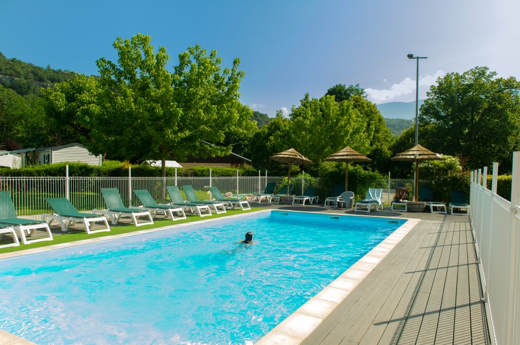 détente à la piscine du camping le Vaugrais