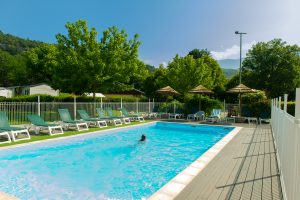détente à la piscine du camping le Vaugrais