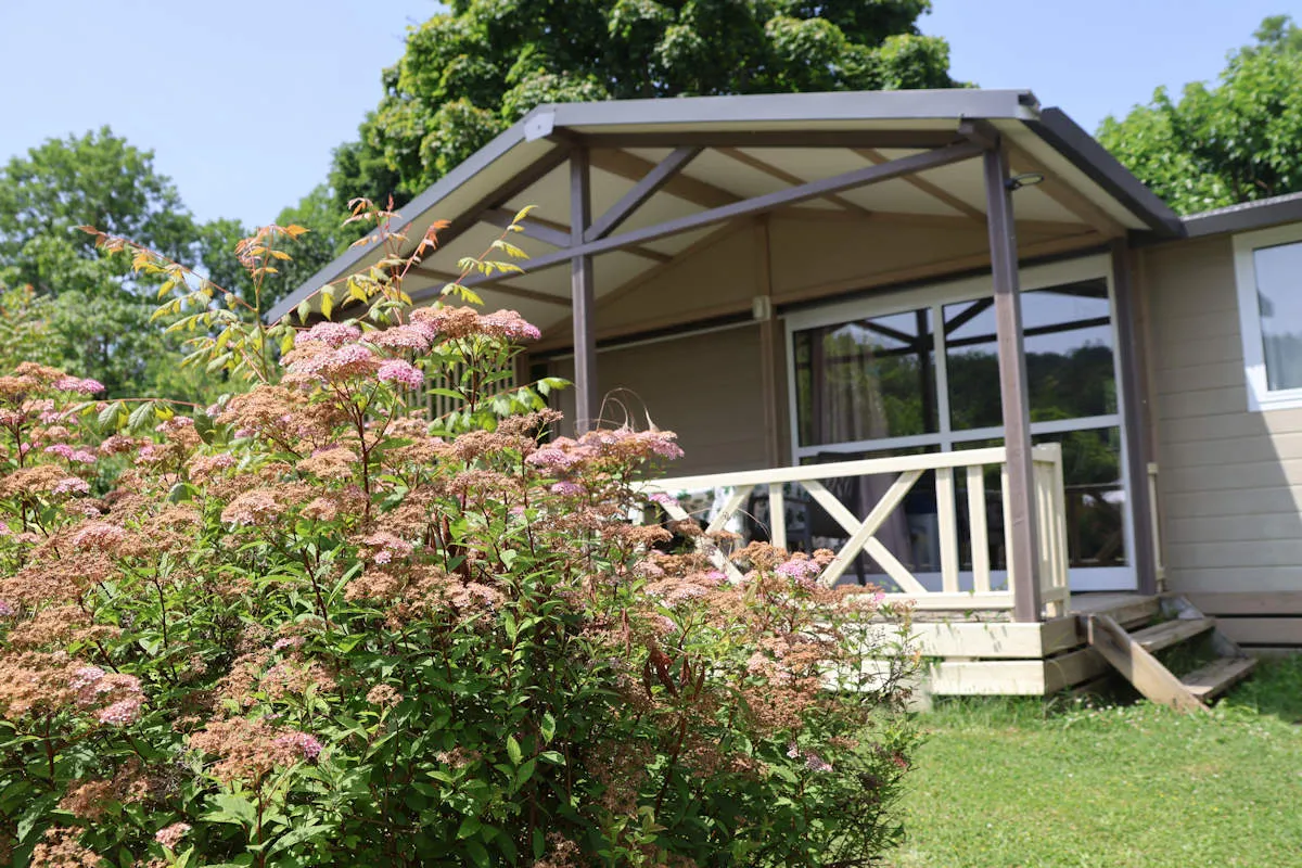 "Activités nautiques sur le lac du Bourget près du camping- Chalet "L'Écureuil" pour 6 personnes, avec 3 chambres, une terrasse couverte