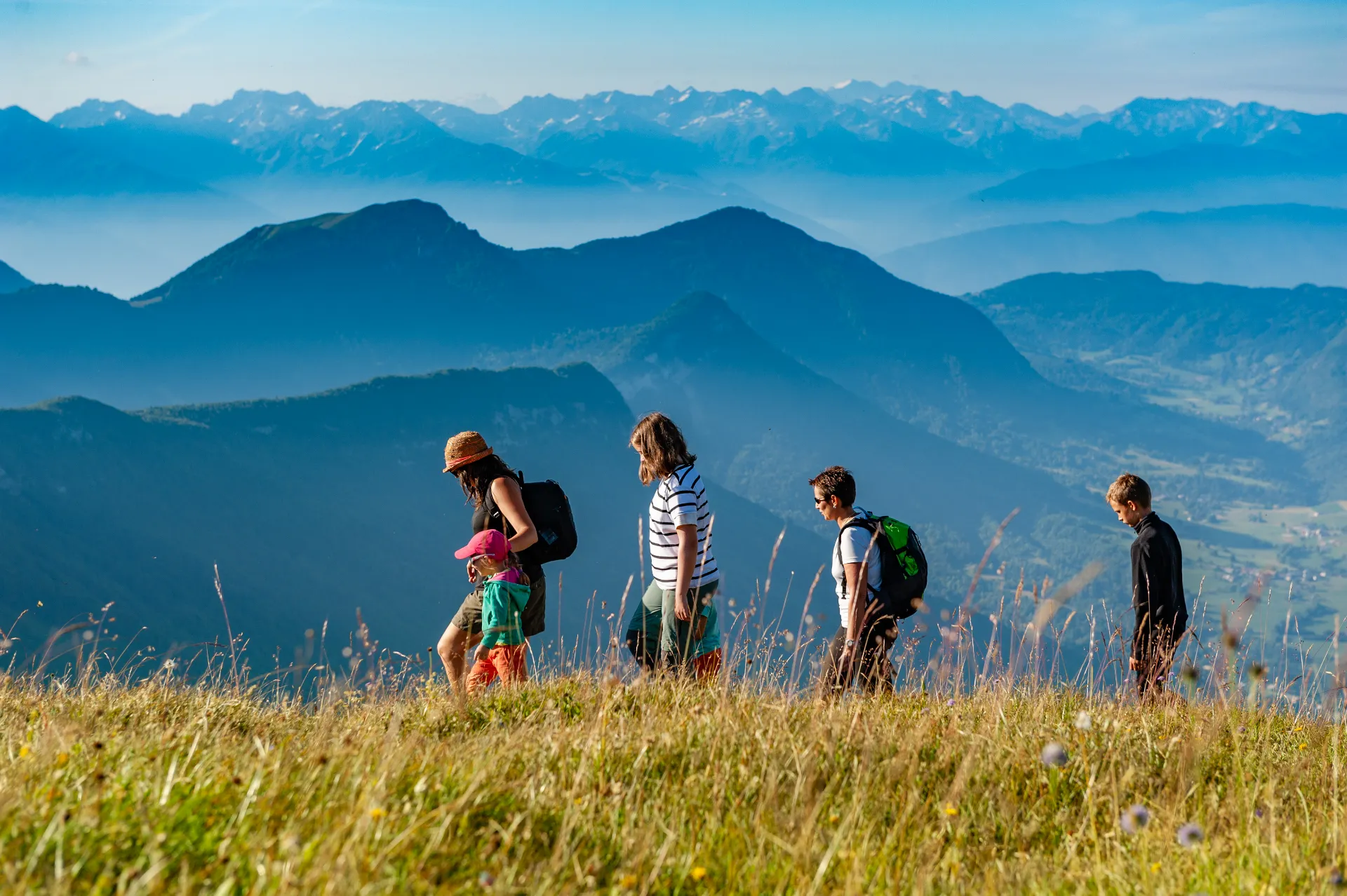 Un groupe de randonneurs marchant en montagne, profitant de la nature et de l'air frais.