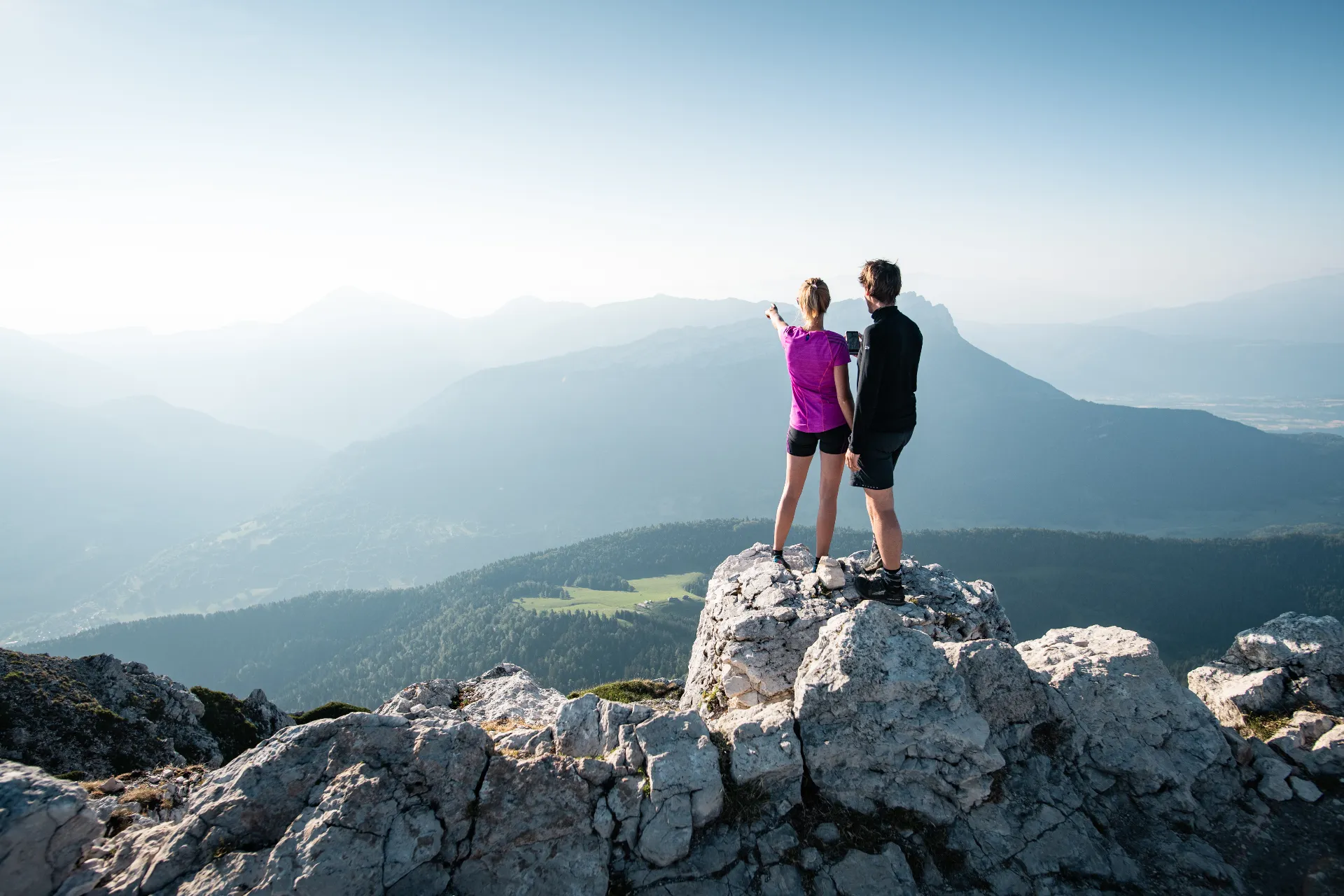 Camping nature avec tentes et montagnes à Aix-les-Bains