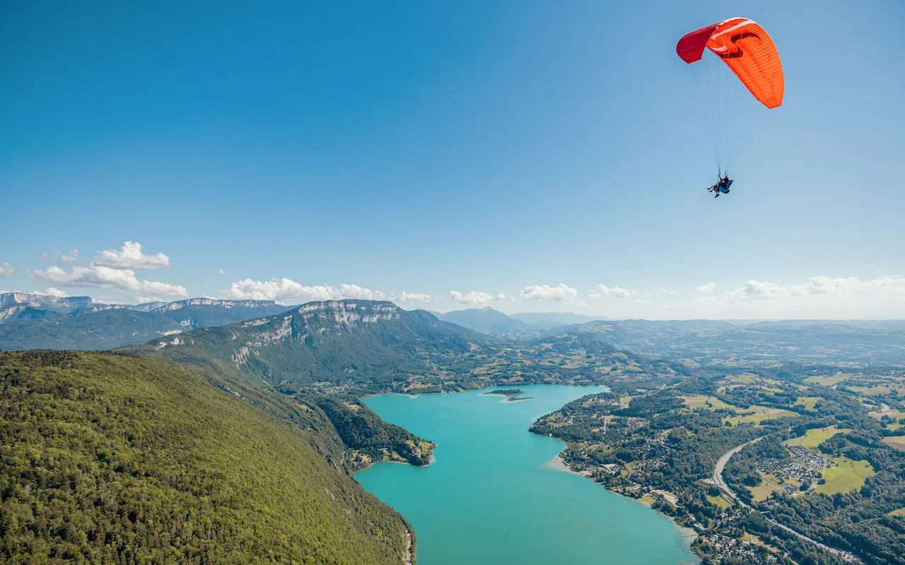 parapente au dessus du lac du bourget