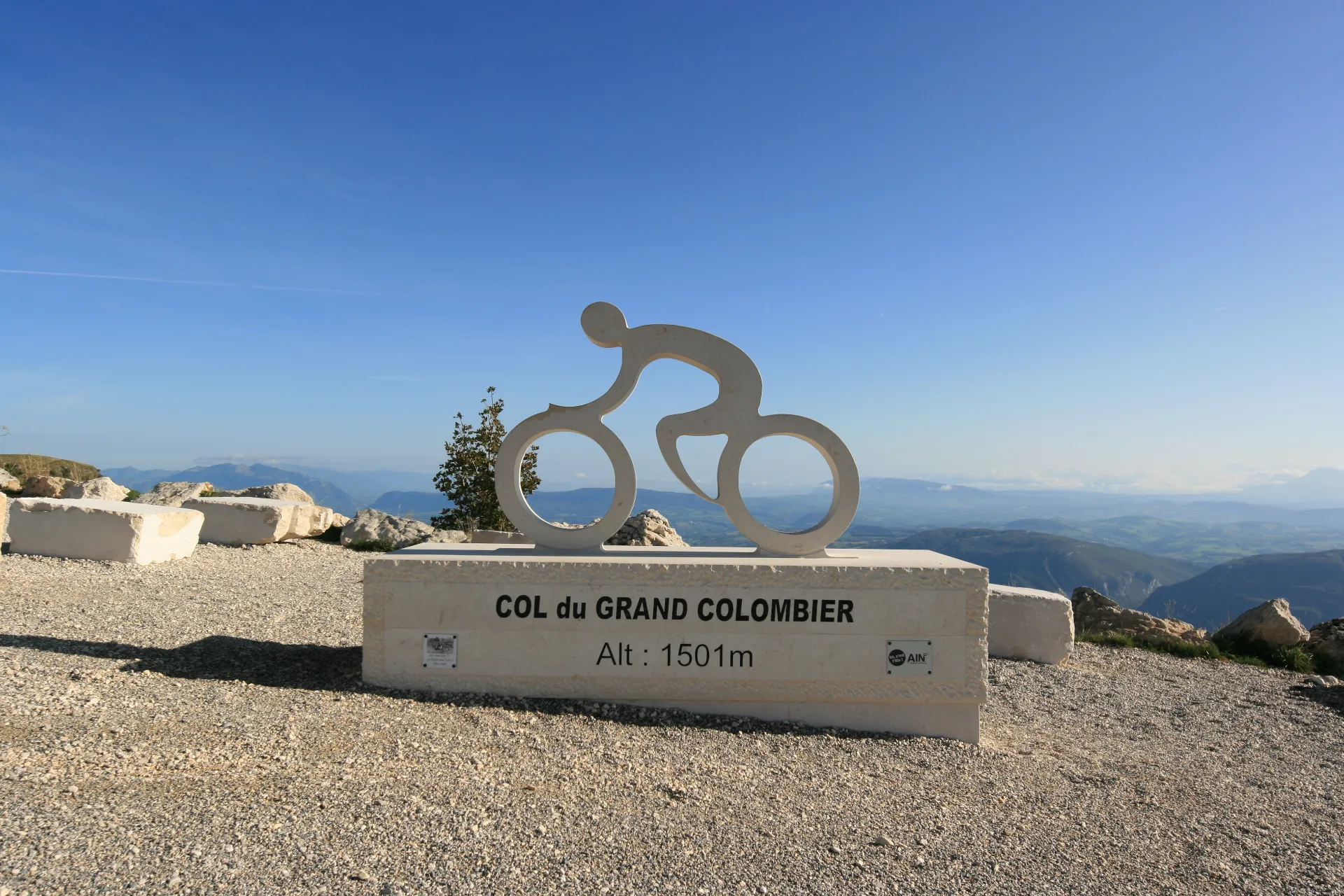 Statue du cycliste au sommet du Col du Colombier, lieu emblématique du cyclisme et du trail