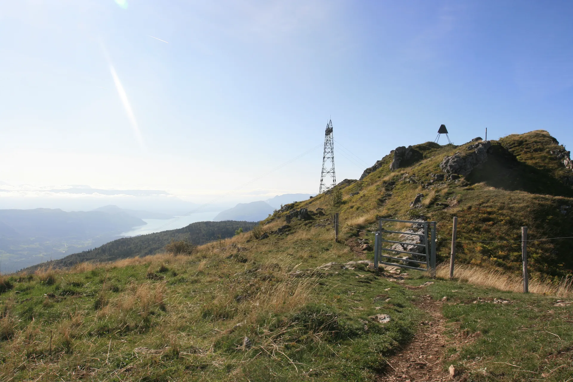 Camping Trail Grand Colombier : panorama Lac du Bourget et Bauges trail au sommet du col du colombier