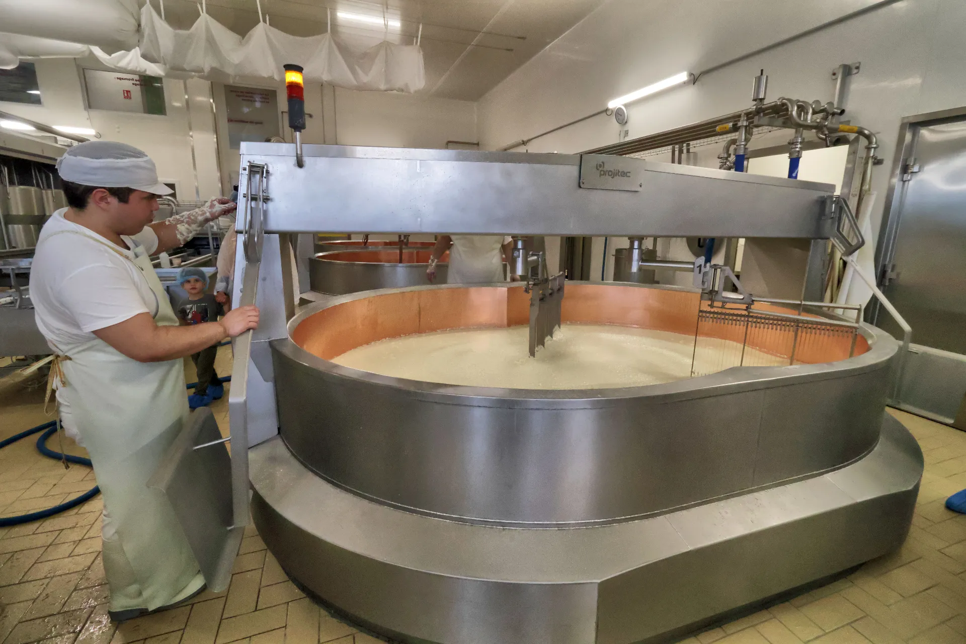Fabrication artisanale du fromage Comté AOP dans la fruitière de Virieu-le-Petit.