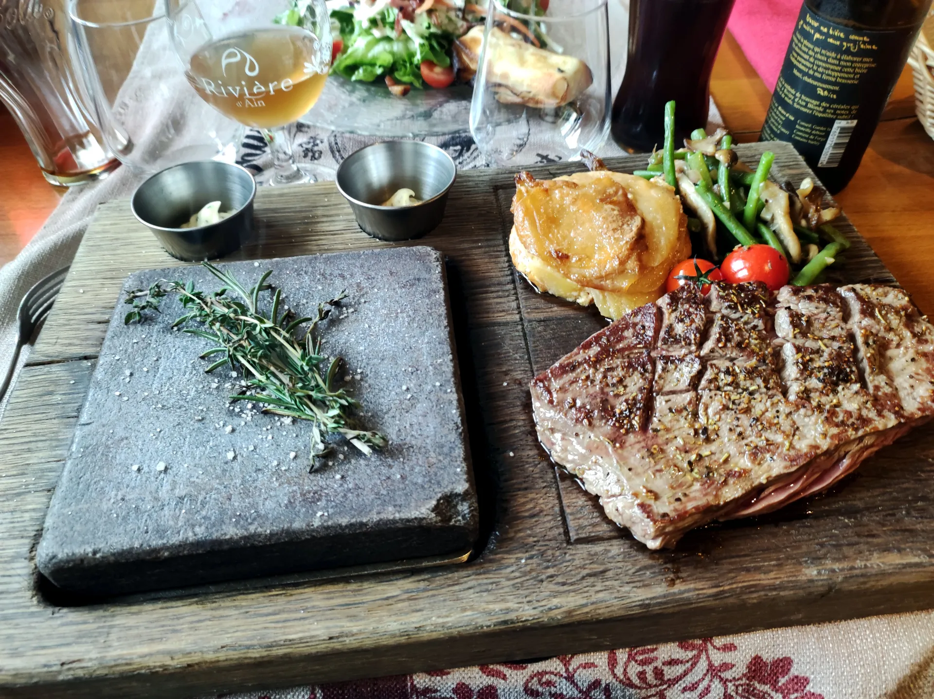 Repas traditionnel de gastronomie savoyarde à la Ferme-Auberge Guichard à Hauteville.