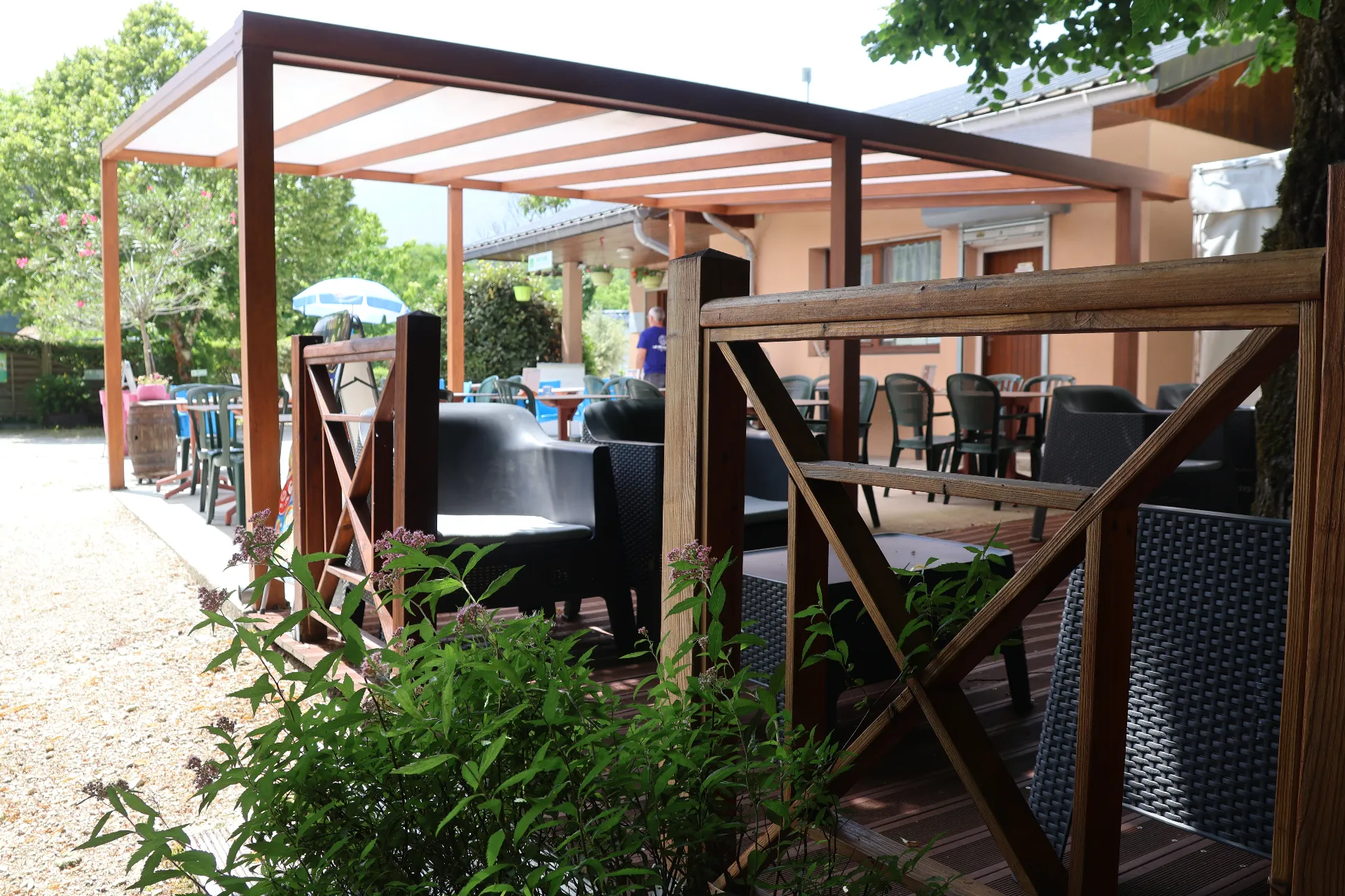 Terrasse couverte moderne en bois du snack-bar Camping Le Vaugrais Artemare Ain."
