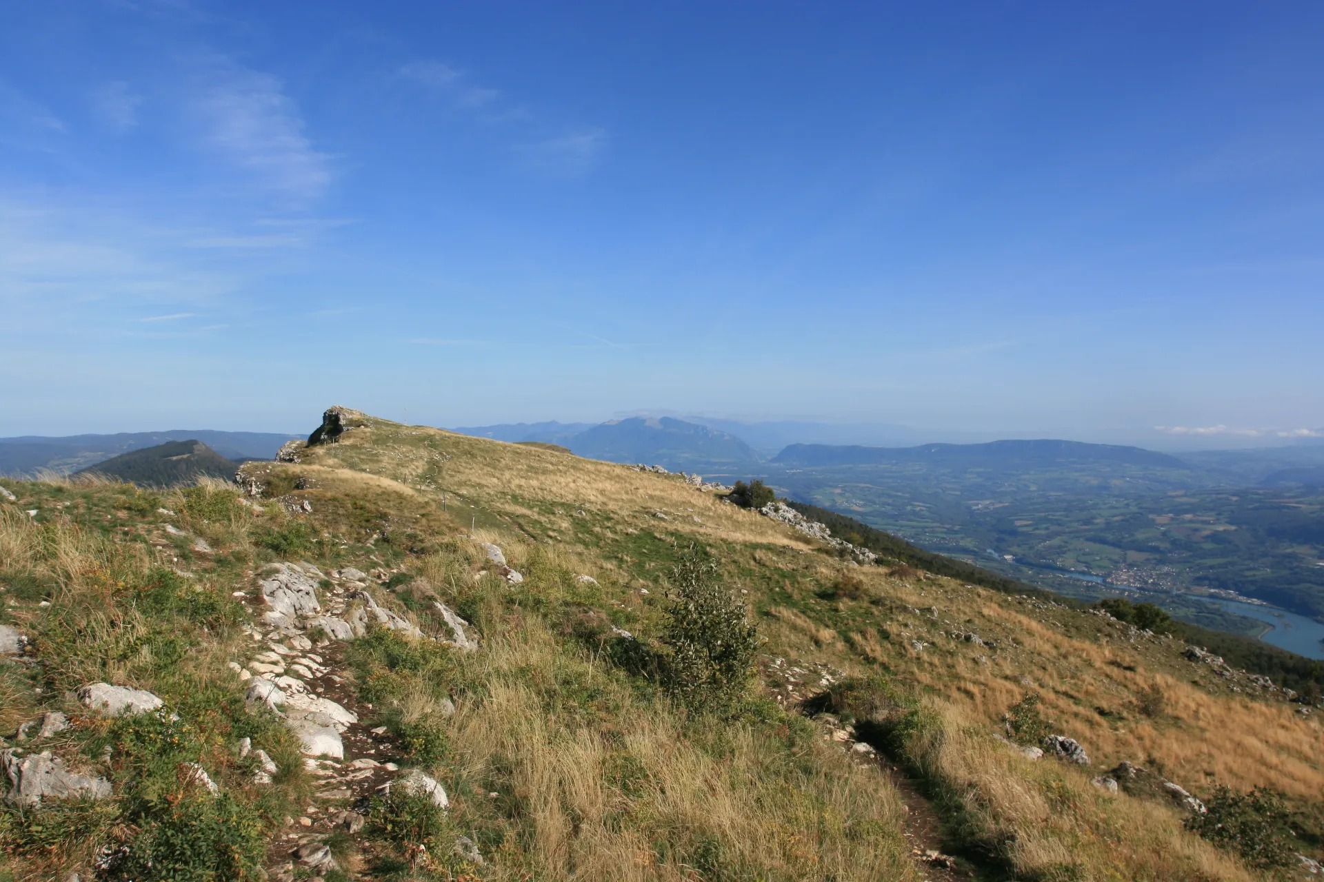 Vue panoramique du Massif du Grand Colombier depuis les sentiers proches du camping Le Vaugrais